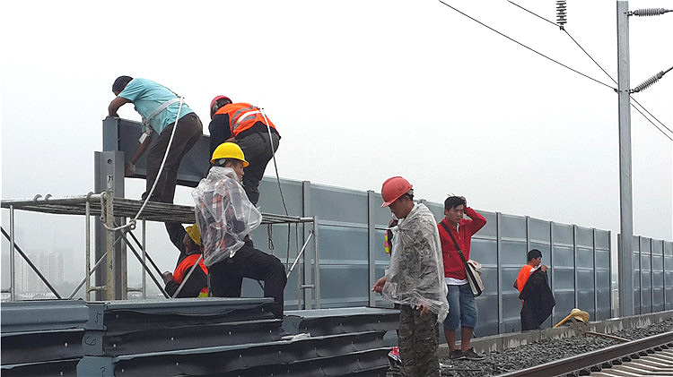 城鐵輕軌火車(chē)道噪音防護墻
