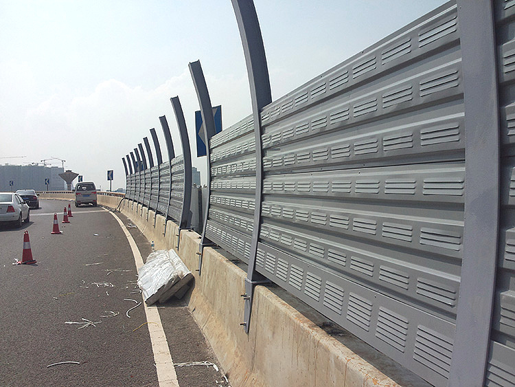 坡形路側聲障屏